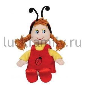 МЯГКАЯ ИГРУШКА "МУЛЬТИ-ПУЛЬТИ" ДЕВОЧКА "БОЖЬЯ КОРОВКА", ОЗВУЧ. РУСС.ЧИП В ПАК. 23СМ в кор.24шт ― Luckfamily.ru