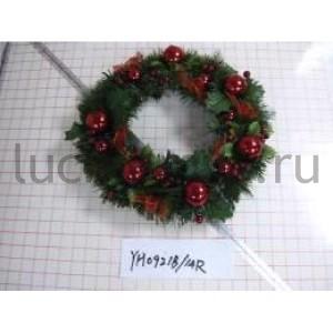 ВЕНОК ДЕКОРАТИВНЫЙ 36СМ С КРАСНЫМИ ШАРАМИ В ПАК. (РУСС. УП.) в кор.16шт ― Luckfamily.ru