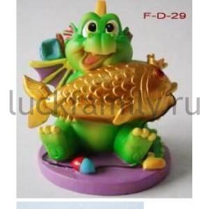 ФИГУРКА ДРАКОНЧИК С ЗОЛОТОЙ РЫБКОЙ 6,3СМ В КОР. в кор.96шт ― Luckfamily.ru