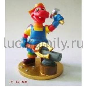 ФИГУРКА ДРАКОН КУЗНЕЦ С ПОДКОВОЙ 8СМ В КОР. в кор.96шт ― Luckfamily.ru