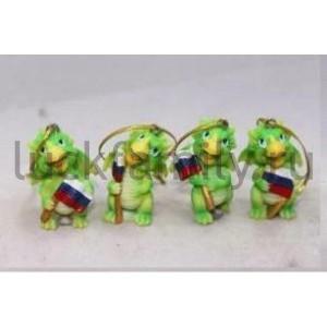 ПОДВЕСКА ДРАКОН С РОСС. ФЛАГОМ В АССОРТ. В ПАК. 4СМ УП-24ШТ в кор.24уп ― Luckfamily.ru