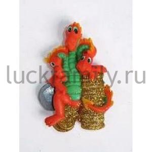МАГНИТ ДРАКОН С МОНЕТАМИ 5,5СМ В КОР. УП-24ШТ в кор.30уп ― Luckfamily.ru