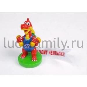 ФИГУРКА С ЛЕНТОЙ ДРАКОН С ГАНТЕЛЯМИ 4,3СМ В КОР. УП-12ШТ в кор.54уп ― Luckfamily.ru