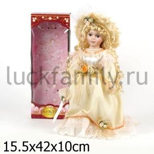 КУКЛА ФАРФОР 40СМ, ПЛАСТ. ПОДСТАВКА В РУСС. КОР. в кор.12шт ― Luckfamily.ru