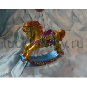 НОВОГОДНЕЕ УКРАШЕНИЕ ПОДВЕСКА ЛОШАДКА-КАЧАЛКА 12СМ, ЦВЕТ РОЗОВЫЙ/СИНИЙ/ЗОЛОТОЙ в кор.6*12шт ― Luckfamily.ru