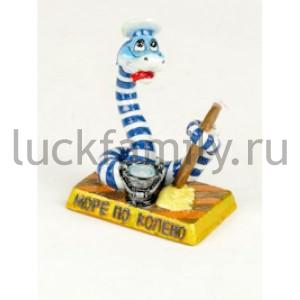 ФИГУРКА СИМВОЛ ГОДА ЗМЕЯ-МОРЯК ДРАИТ ПАЛУБУ "МОРЕ ПО КОЛЕНО", 5,2*3,4*6,9СМ В КОР. УП-8ШТ в кор.36уп ― Luckfamily.ru