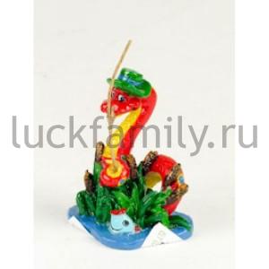 ФИГУРКА СИМВОЛ ГОДА ЗМЕЯ-РЫБАК С УДОЧКОЙ В КАМЫШАХ, 5*4,4*7СМ В КОР. УП-8ШТ в кор.36уп ― Luckfamily.ru