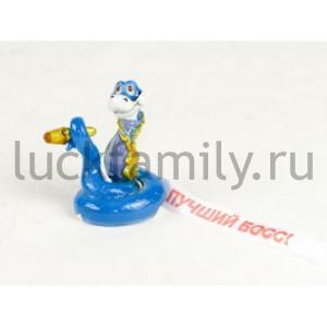 ФИГУРКА СИМВОЛ ГОДА ЗМЕЯ С ЦЕПЬЮ И СИГАРОЙ "ЛУЧШИЙ БОСС", 4,4*2,8*5СМ В КОР. УП-9ШТ в кор.48уп ― Luckfamily.ru