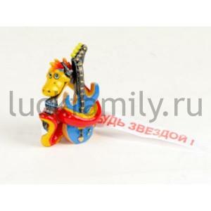 ФИГУРКА СИМВОЛ ГОДА ЗМЕЯ-МУЗЫКАНТ С ГИТАРОЙ "БУДЬ ЗВЕЗДОЙ", 3,6*1,9*5,8СМ В КОР. УП-9ШТ в кор.48уп ― Luckfamily.ru
