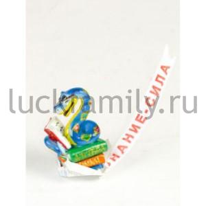 ФИГУРКА СИМВОЛ ГОДА ЗМЕЯ С КНИГАМИ "ЗНАНИЕ - СИЛА", 3,5*2,6*5,3СМ В КОР. УП-9ШТ в кор.48уп ― Luckfamily.ru