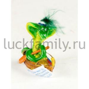 ФИГУРКА СИМВОЛ ГОДА ЗМЕЯ С ЛОДКЕ, 5*3,5*5,3СМ В КОР. УП-8ШТ в кор.36уп ― Luckfamily.ru