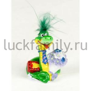 ФИГУРКА СИМВОЛ ГОДА ЗМЕЯ С КОНФЕТАМИ И БУКЕТОМ ЦВЕТОВ, 4*3,9*4,8СМ В КОР. УП-8ШТ в кор.36уп ― Luckfamily.ru