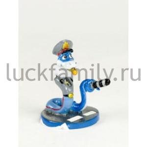 ФИГУРКА СИМВОЛ ГОДА ЗМЕЯ-ГИБДД СО СВИСТКОМ И ЖЕЗЛОМ (ШЕЯ-ПРУЖИНКА), 5,7*4,7*6,7СМ УП-8ШТ в кор.36уп ― Luckfamily.ru