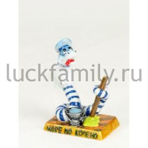 ФИГУРКА СИМВОЛ ГОДА ЗМЕЯ-МОРЯК ДРАИТ ПАЛУБУ (ШЕЯ-ПРУЖИНКА), 5,2*3,4*6,9СМ В КОР. УП-8ШТ в кор.36уп ― Luckfamily.ru