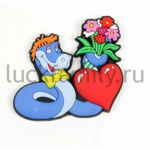 МАГНИТ РЕЗИНОВЫЙ 5,5*6СМ ЗМЕЯ-СИМВОЛ ГОДА 2013 С СЕРДЦЕМ И БУКЕТОМ ЦВЕТОВ УП-12ШТ в кор.48уп ― Luckfamily.ru