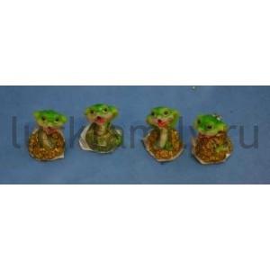 ФИГУРКА СИМВОЛ ГОДА ЗМЕЯ С ДЕНЬГАМИ 2,5*2*3,5СМ, В АССОРТ. УП-24ШТ в кор.16уп ― Luckfamily.ru