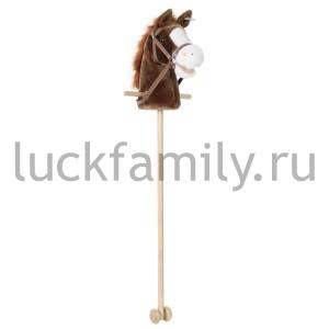 ЛОШАДКА-СКАКАЛКА ОЗВУЧ НА БАТ. С МЕХОМ, КОРИЧНЕВАЯ С БЕЛЫМ, НА КОЛЕСАХ В ПАК. 95*25*25СМ в кор.4шт ― Luckfamily.ru